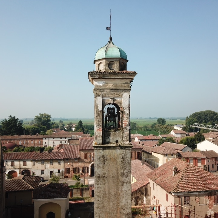 Campanile della Chiesa di San Giuseppe posta sulla Rocca un particolare l'entrata della Chiesa è posta dalla parte dell'abside. Pertanto la chiesa è rovesciata. Sul retro Via Castello è ancora visibile il vecchio ingresso.